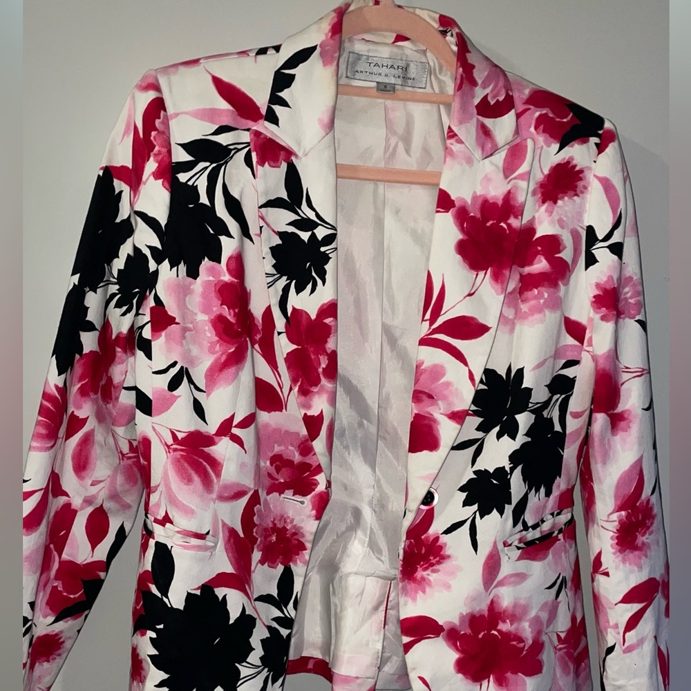 Beautiful Floral Tahari Blazer Size 6